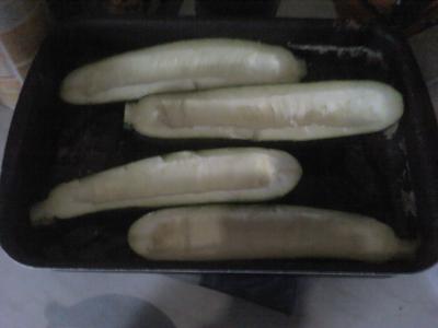 Ausgehöhlte Zucchinis