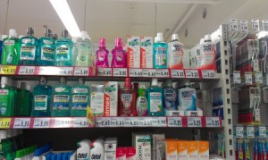 Regal mit Mundwasser in der Kaufhalle