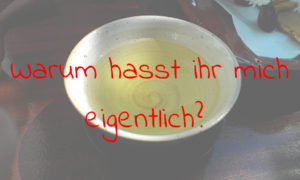 Bild von einem Gefäß voll Tee und dem Text 
