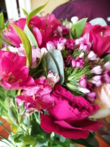 Blumenstrauß mit Blumen, die schon nicht mehr so schön aussehen.