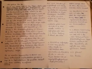 Auf dem Bild sind 3 A4-Blätter zu sehen, auf denen ich die erste Fassung des Briefes an Frau Bas geschrieben habe.