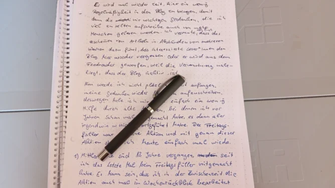 Auf dem Bild liegt ein schwarzer Füller auf einem beschriebenen Blatt Papier in der Größe A4.